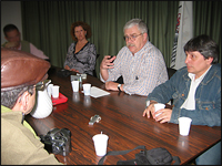 Sr. Rodolfo Abel Gold, flamante director del CGP N 7, junto a sus colaboradores, con los medios barriales.