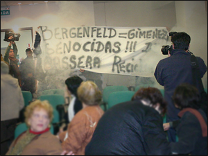 16:20: Los desconocidos con carteles desplegados ya haban prendido las bombas de humo obligando a los asistentes a retirarse