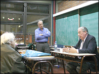 El Adm. Nstor Pirosanto disertando en una de las clases que dicta CACCyC. Parado a su lado el Dr. Samuel Knopoff.