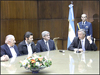 El presidente Néstor Kirchner, junto a los signatarios, en el acto de la firma del nuevo Convenio Colectivo de Trabajo.