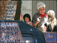 El encargado Roberto Gerez dialoga con Pequeas Noticias rodeado por los carteles de la discordia.