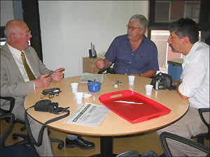 El Dr. Jorge Maldonado, el Sr. Rodolfo Abel Gold y el Sr. Claudio Garca de Rivas ultiman detalles sobre las actividades de la Comision de Consorcios.