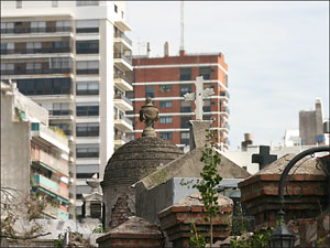 Edificios de consorcios frente al Cementerio de la Recoleta.