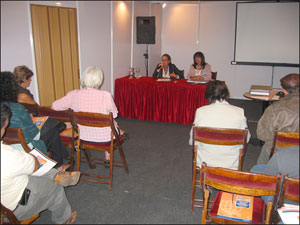 La Dra. Pilar Ramrez y la Sra Alicia Virginis Calabr, vicepresidenta y coordinadoras, respectivamente, de Cruzada Cvica.