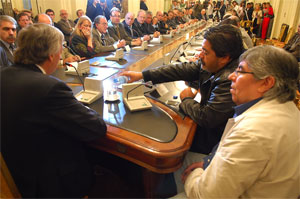 Casa Rosada - El presidente Nstor Kirchner encabez una reunin en la que se firmaron convenios paritarios, y se acord un aumento del 16,5% para seis gremios.
