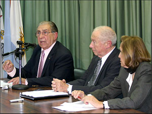 El Dr. Hctor Ral Sandler, el Dr. Marcos Bergenfeld y la Sra. Alicia Gimenez.