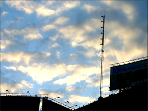 Antena en la Av. 9 de Julio y la Av. Crdoba bajo un cielo que presagia lluvia.