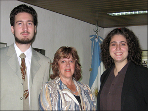 Los Dres. David y Victoria Loisi junto a la Dip. Isabel Artola (centro).