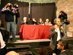 Acto del mircoles 29 en la Manzana de las Luces. Disertando, Anibal Ibarra; en primera fila, Daniel Filmus y en el panel: Hctor Polino (Consumidores Libres), Sandra Gonzalez (ADECUA), Beatriz Buitrago (Consumidores Argentinos) y Radams Marini (Asociacin de Inquilinos).