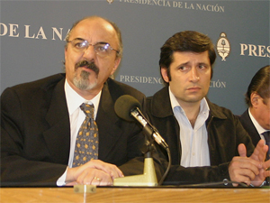 El Dr. Carlos Tomada y el Sr. Vctor Santa Mara [foto de archivo].