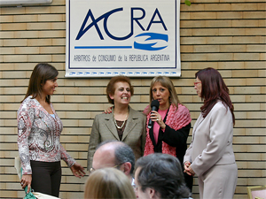 Roxelana Selim, Susana Fernndez y Diana Sevitz (miembros de la Comisin de Eventos)  homenajean a la presidenta de ACRA, Aida El Habr, por su trayectoria en la entidad.