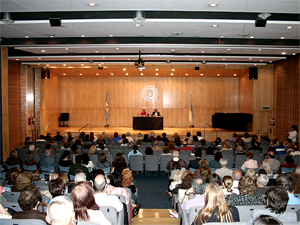 El Dr. Eduardo Awad y la Dra. Nelly Díaz en el Auditorio del Colegio de Abogados de la CABA.