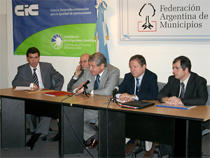 Juan Manuel Acosta y Lara, Flix Cacciatori, Jorge Hernndez, Horacio Bielli y Adrin Hilarza hablan ante unos 30 asistentes.