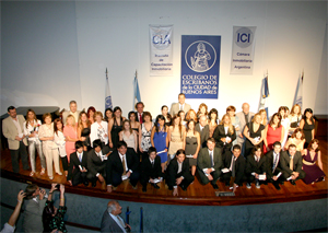 Directivos, profesores y graduados para la foto durante la Colacin de Grado de la Carrera de Administradores de Consorcios del ICI.