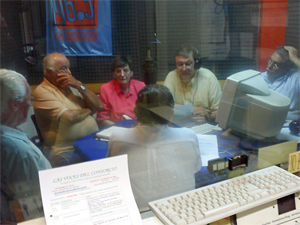 Las Voces del Consorcio conducido por Jos Carb (camisa amarilla) desde la consola de produccin.