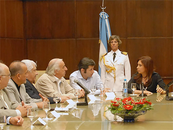 La presidenta Cristina Fernndez y el ministro Carlos Tomada encabezaron la firma del acuerdos con el sindicato nico de Trabajadores de Edificios de Renta y Propiedad Horizontal (SUTERH), el de Luz y Fuerza, el de Panaderos y la Unin Tranviaria Automotor (UTA).