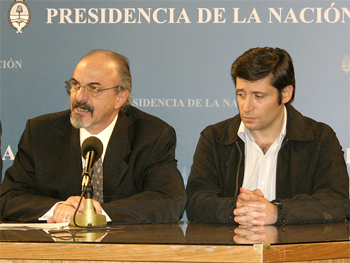 Carlos Tomada y Vctor Santa Mara, anunciando la firma del Convenio Colectivo de Trabajo de abril de 2006.