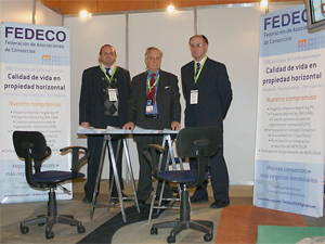 De izq. a der.: Oscar Barri, Samuel Knopoff y Ricardo Geler en el stand de FEDECO en Mundo Inmobiliario.