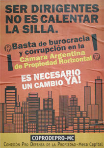 Los carteles se pudieron ver a lo largo de la calle Per desde la sede de la CAPHyAI hasta la Legislatura portea.