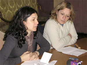 La concejal Claudia Lucero y la Sra Estela Obelar presidenta de la Unin mercedina de Inquilinos - Foto: www.noticiasmercedinas.com.