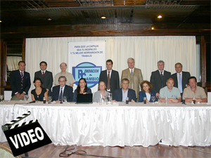 Miembros del Grupo Renovacin y Cambio en el Hotel Bauen minutos antes de comenzar una conferencia de prensa presentando su plataforma electoral a los socios.