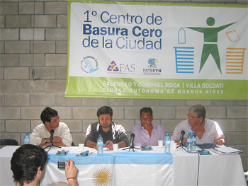 De izq. a der.: Marcelo Vensentini (FAS), Vctor Santamara (SUTERH), Valentn Herrera (Reciclando Sueos) y Jorge Amar (coordinador ejecutivo del proyecto).