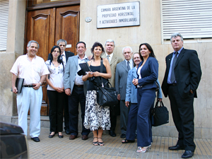 Algunos de los integrantes de la lista Renovacion & Cambio luego de impugnar y retirarse de la asamblea de la CAPHyAI el 16/12/2008.