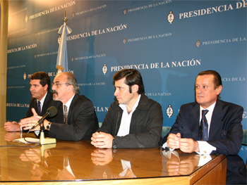 Juan Manuel Acosta y Lara (AIERH), Carlos Tomada (Ministro de Trabajo), Víctor Santa María (FATERYH) y Osvaldo Primavesi (UADI) en ocasión de la firma del convenio de abril de 2006.
