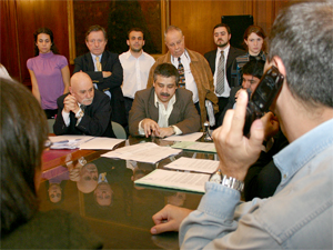 Sergio Abrevaya debate con los legisladores de la comisión de Legislación General y del Trabajo. Entre el público Horacio Bielli y Samuel Knopoff.