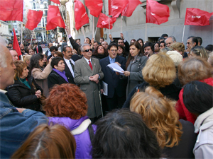 Las autoridades del Colegio Público de Abogados manifestaron frente a la Legislatura porteña enmarcados por las banderas de la lista "Gente de Derecho".