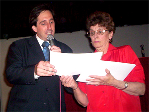 El Dr. Adrián Alveolite y la Sra. Ana María Huertas.