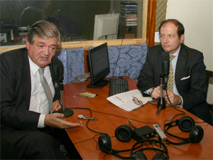 El Adm. Jorge Hernndez argumenta bajo la atenta mirada del Dr. Jorge Resqui Pizarro.