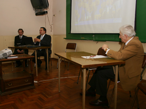 El Cr. Hector Aguirre y el Dr. Adrin Ferreiro disertan frente al Lic Jorge Cutuli, presidente del IAS.