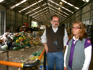 La Sra. Cristina Lescano y Angel Fernando Ojeda en la planta de El Ceibo TB.