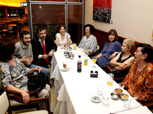 Del festejo de fin de ao de ACCABA participaron la Sra. Teresa Villanueva (der.), Sergio Abrevaya, Matas Chari y consorcistas. 