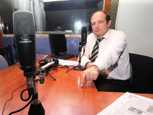 El Dr. Jorge Resqui Pizarro en el programa de radio Derecho de Piso (AM 1010 Onda Latina).