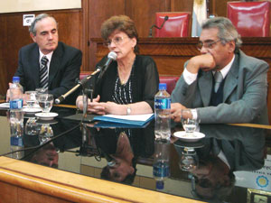 De Izq. a Der.: Dr. Antonio Costantino, Sra. Ana María Huertas y Adm. Néstor Mucci.