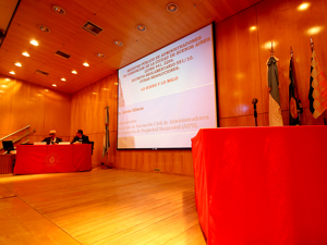 El Dr. Awad y el Adm. Hilarza en el podio del Colegio Público de Abogados de la Capital Federal.