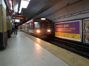 Afiche en la estacin Carlos Pellegrini de la linea "B" del subte.