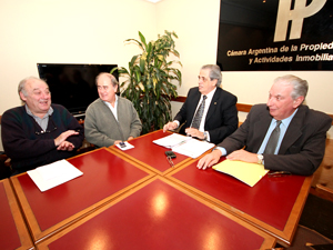 Dos consorcistas dialogan con Arturo Molina (secretario) y Néstor Pirosanto (vicepresidente 3º) en la CAPHyAI.