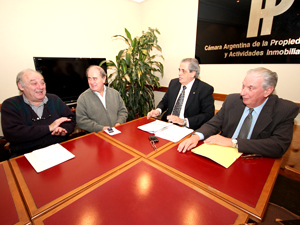 Dos consorcistas dialogan con Arturo Molina (secretario) y Nstor Pirosanto (vicepresidente 3) en la CAPHyAI.