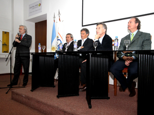 El presidente de CUCICBA, Hugo Menella, presenta a los invitados y abre el acto con unas breves palabras.