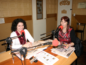 Liliana Corzo y Diana Sevitz en FM Urbana en junio de 2006 (archivo de Pequeas Noticias).