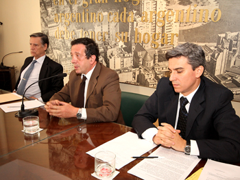 De Izq. a Der.: Dr. Carlos Francisco Echezarreta, Víctor Pérezvc y Dr. Jorge Martín Irigoyen.