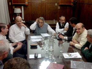 El Adm. Néstor Mucci en reunión con administradores deLa Plata y de su entidad.