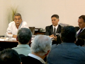 Nestor Mucci (izquierda) durante una asamblea de socios junto a los asesores legales de la entidad, los doctores Carlos Florio y Gerardo Rodríguez Arauco. 