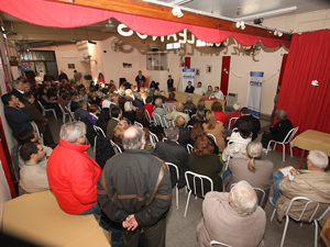 Vecinos en n la sede de la Casa del Jubilado Municipal