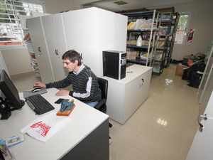 El archivo cuenta con armarios con puertas y cerraduras.