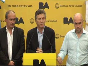 En el centro Mauricio Macri, a su derecha Eduardo Machiavelli y a su izquierda Horacio Larreta.