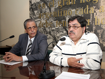 Los Adm. Daniel Tocco y Arturo Molina, presidente y secretario de la CAPHyAI respectivamente.